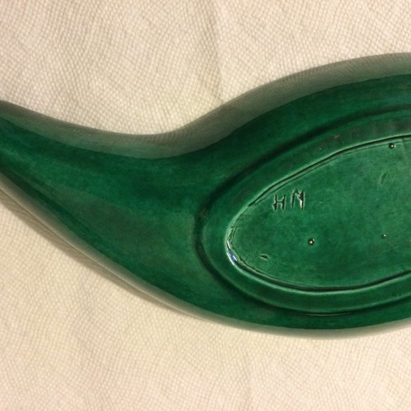 Handmade Green ceramic dish long bowl leaf shaped glossy signed - Picture 8 of 9